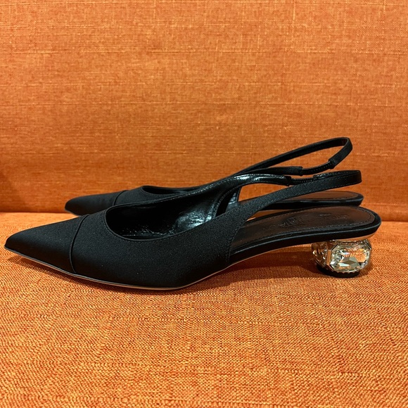 Giambattista Valli
Suede Crystal-Heel Slingback Pumps NWT retail $840 - Picture 4 of 15